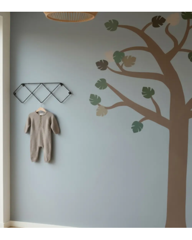Behangboom zonder dieren op jeansblauwe muur.