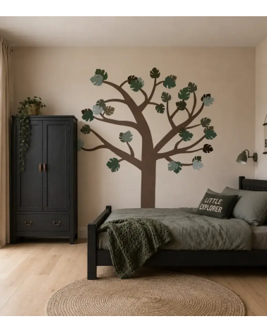Jungle boom muurdecoratie in donkergroene kleurtinten in een stoere jongenskamer met donkergroen en zwart.