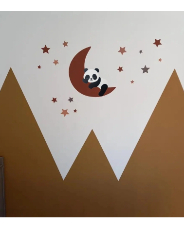 Slapende pandabeer op de maan roest op een gouden muur in de babykamer.