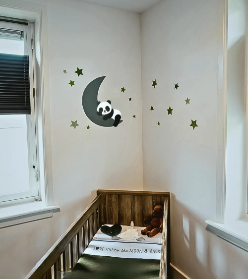 Slapende pandabeer op de maan behangsticker voor de babykamer in oudgroen en stonegreen.