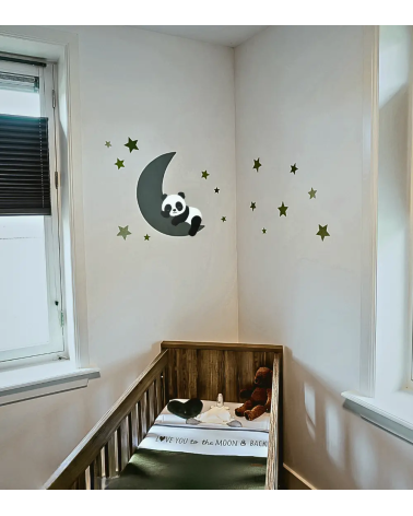 Slapende pandabeer op de maan behangsticker voor de babykamer in oudgroen en stonegreen.