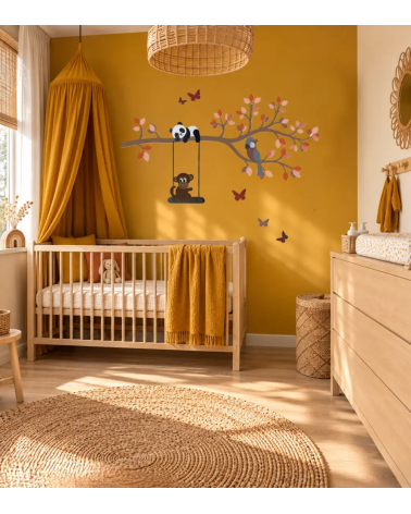 XL sierlijke tak behangsticker babykamer in roze en terracotta op een okergele wand.