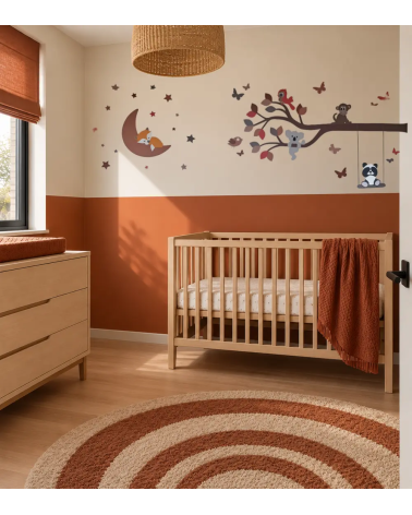 Combi deal behangsticker vosje op maan en tak met dieren in een terracotta babykamer.