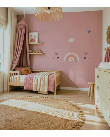 Regenboog behangsticker met hartjes en vogeltjes in roze meisjeskamer.