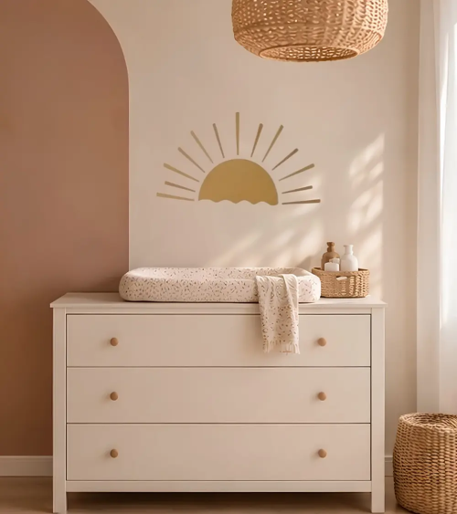 Gouden boho zon behangsticker in beige babykamer.
