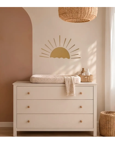 Gouden boho zon behangsticker in beige babykamer.