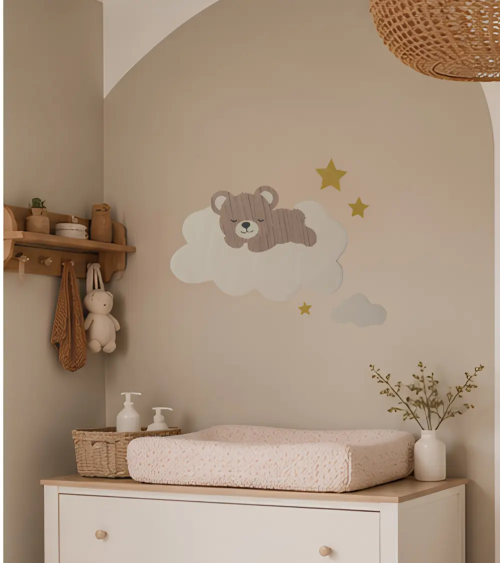Teddybeer op wolk behangsticker in een boho beige babykamer.