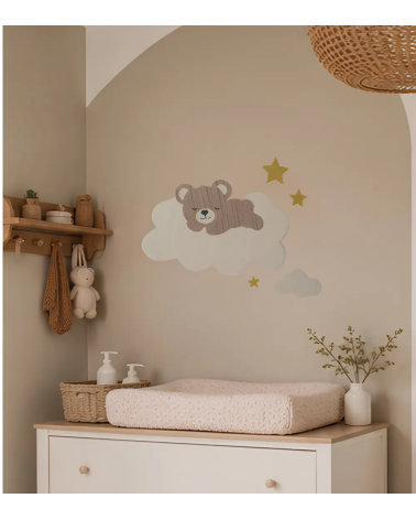 Teddybeer op wolk behangsticker in een boho beige babykamer.