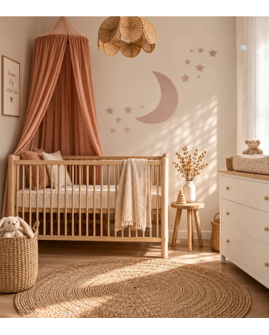 Oud roze maan behangsticker in een roze meisjesbabykamer.
