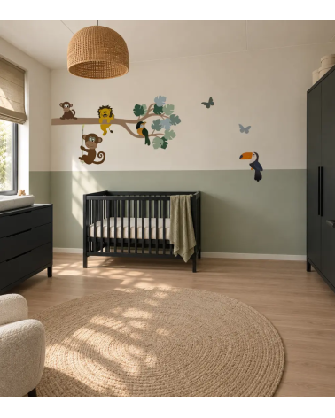 Jungle tak behangsticker met jungledieren in groene babykamer.