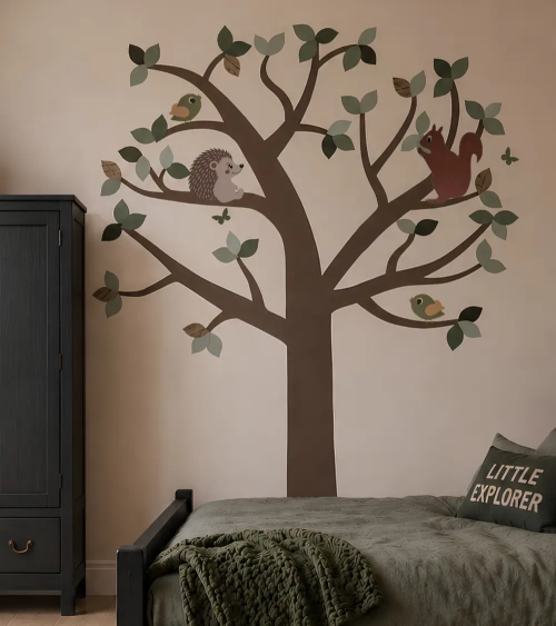Egel behangsticker in boom met bosdieren in groene kinderkamer.