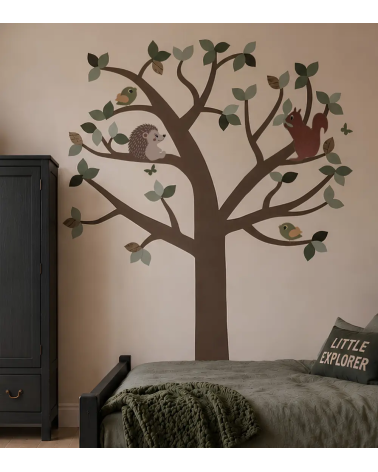 Egel behangsticker in boom met bosdieren in groene kinderkamer.