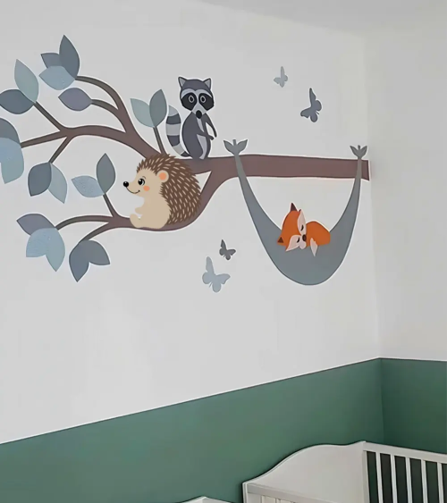 Groene bosdieren tak muurdecoratie met egel behangsticker.