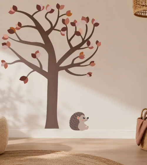 Egel muurdecoratie met terracotta boom sticker in beige babykamer.