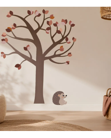 Egel muurdecoratie met terracotta boom sticker in beige babykamer.