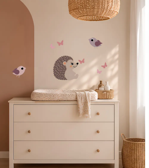 Egel behangsticker boven commode met vogels en vlinders in de babykamer.