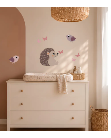 Egel behangsticker boven commode met vogels en vlinders in de babykamer.