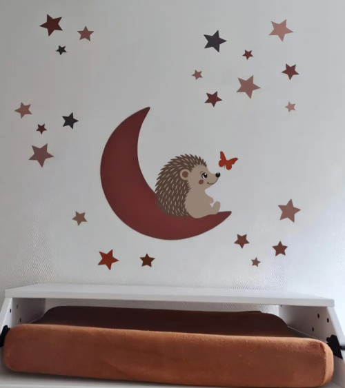 Egel op maan behangsticker met sterren en vlinders in terracotta en roestbruin boven de commode