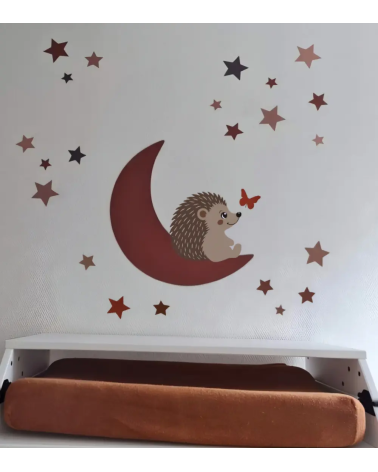 Egel op maan behangsticker met sterren en vlinders in terracotta en roestbruin boven de commode