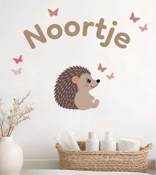 Egel behangsticker met naamletters in goud en oudroze vlinders.