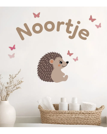 Egel behangsticker met naamletters in goud en oudroze vlinders.
