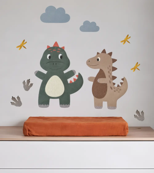 Speelse dino set muurdecoraties voor de baby- en kinderkamer met wolkjes, libellen, en pootafdrukken.