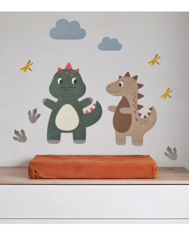 Speelse dino set muurdecoraties voor de baby- en kinderkamer met wolkjes, libellen, en pootafdrukken.