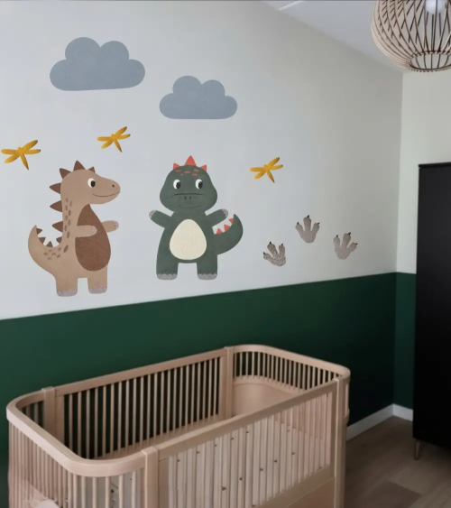 Groene babykamer met de speelse dino set behangstickers.