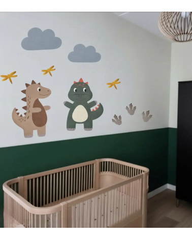 Groene babykamer met de speelse dino set behangstickers.