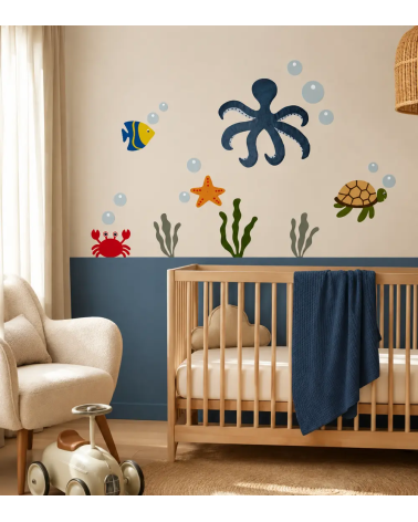Oceaan behangstickers in blauwe kinderkamer met een octopus, krab, vis en schildpad.