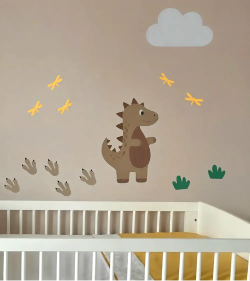 Bruine dino behangsticker set in beige en okergele kinderkamer.