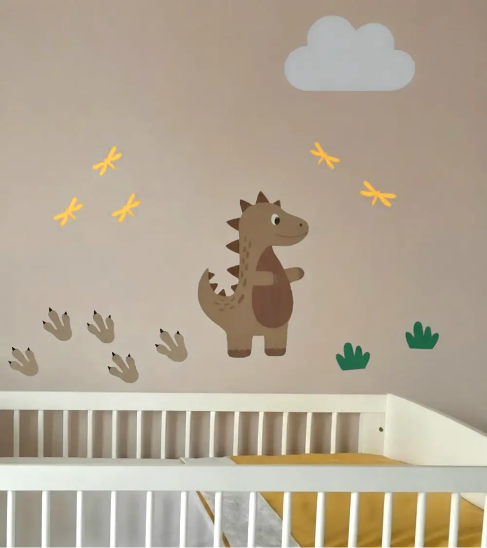 Bruine dino behangsticker set in beige en okergele kinderkamer.