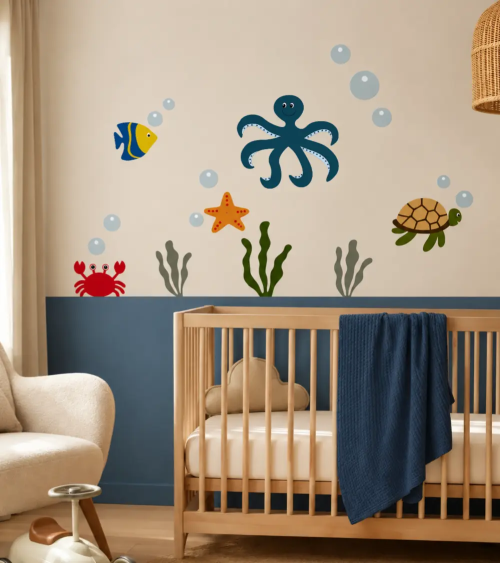 Donkerblauwe kinderkamer met oceaan behangstickers en een octopus als muurdecoratie.