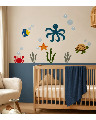 Donkerblauwe kinderkamer met oceaan behangstickers en een octopus als muurdecoratie.