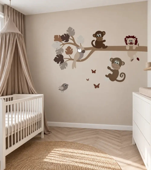 Bruin met beige jungle tak behangsticker als muurdecoratie in een beige babykamer.
