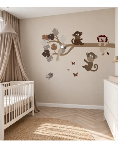 Bruin met beige jungle tak behangsticker als muurdecoratie in een beige babykamer.