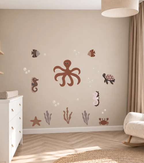 Oceaan avonturen behangsticker set in een beige babykamer.