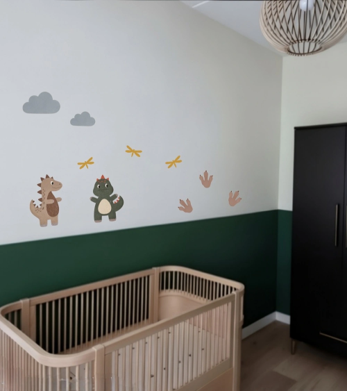 Groene babykamer met de speelse dino set behangstickers.