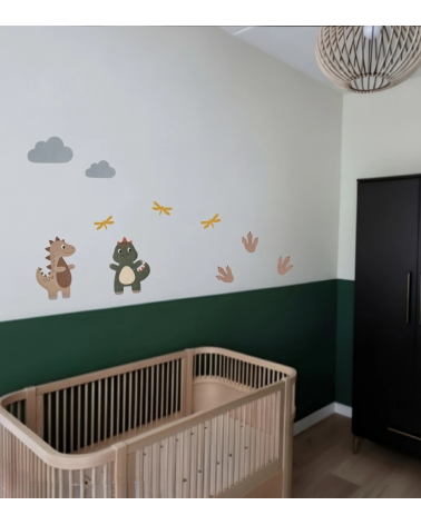 Groene babykamer met de speelse dino set behangstickers.