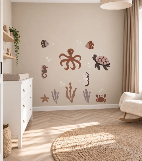 Oceaan avonturen behangsticker set in een beige babykamer.