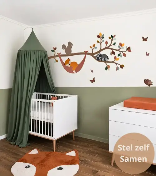Babykamer behangsticker sierlijke tak XL in oker, groen en terracotta met bosdieren.