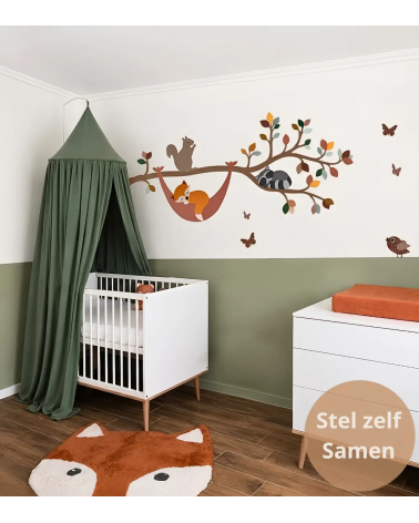 Babykamer behangsticker sierlijke tak XL in oker, groen en terracotta met bosdieren.