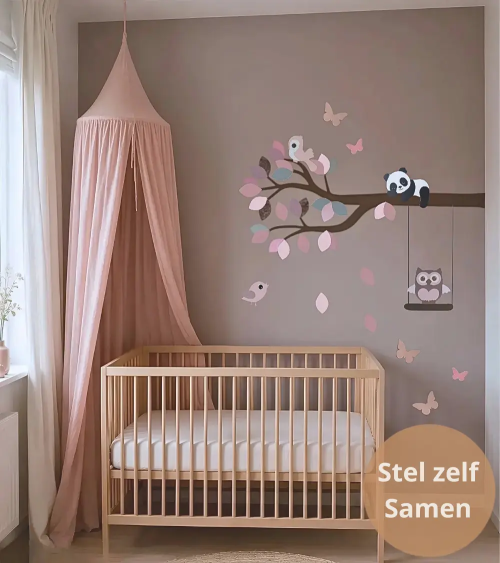 Behangsticker van een tak met dieren in zachte poederroze, oud roze en olijfgroene kleuren.