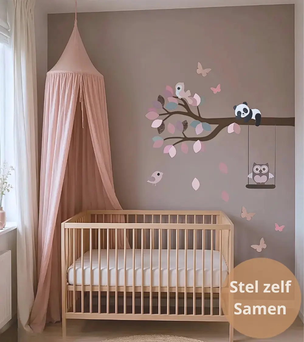 Behangsticker van een tak met dieren in zachte poederroze, oud roze en olijfgroene kleuren.
