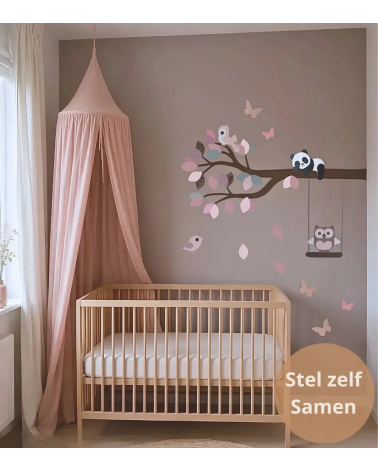 Behangsticker van een tak met dieren in zachte poederroze, oud roze en olijfgroene kleuren.