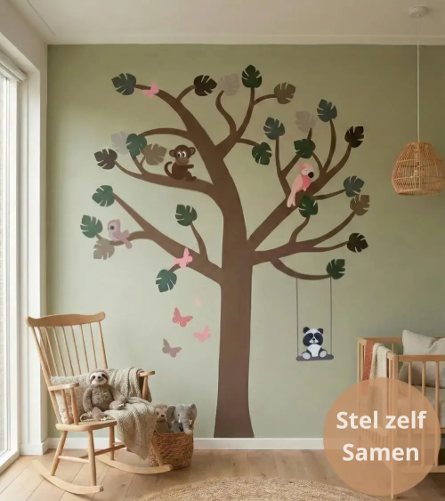 Jungle boom behangsticker met jungledieren in saliegroene kinderkamer.