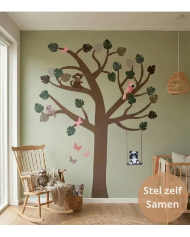 Jungle boom behangsticker met jungledieren in saliegroene kinderkamer.