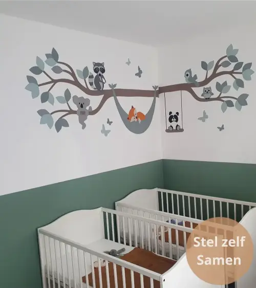 Behangsticker bosdieren boom tak in een groene tweeling babykamer.
