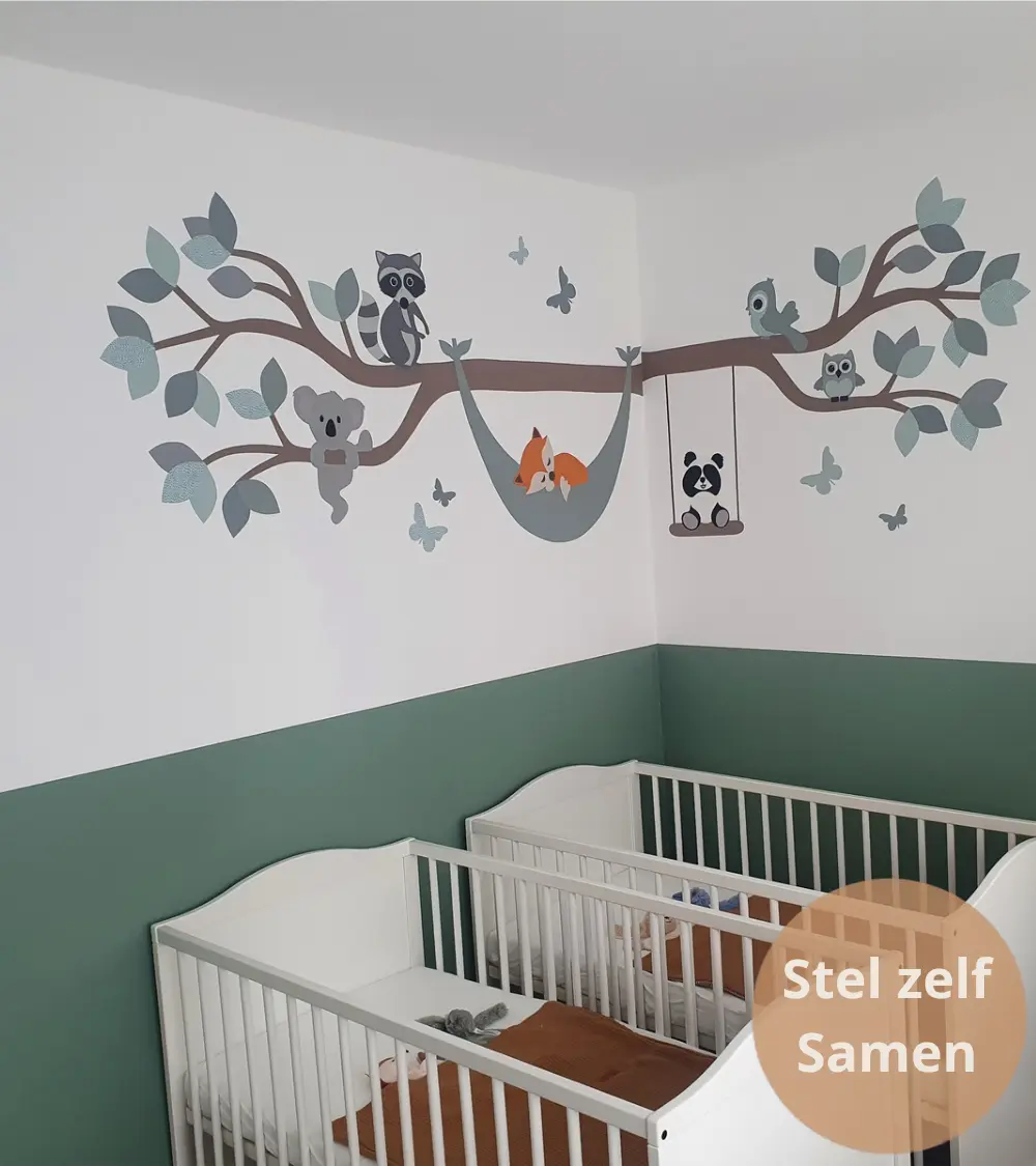 Behangsticker bosdieren boom tak in een groene tweeling babykamer.