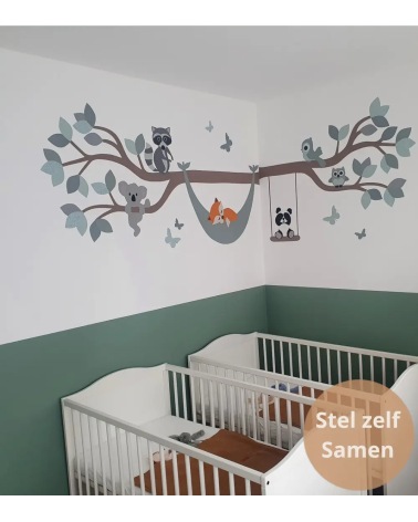 Behangsticker bosdieren boom tak in een groene tweeling babykamer.
